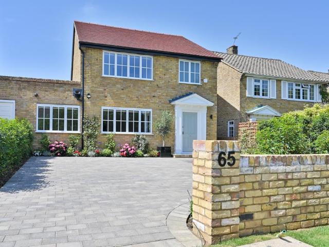 House for sale in Hatching Green, Five Acres
