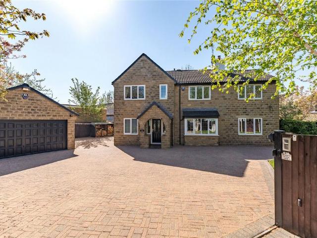 House for sale in Tranmere Park, Guiseley