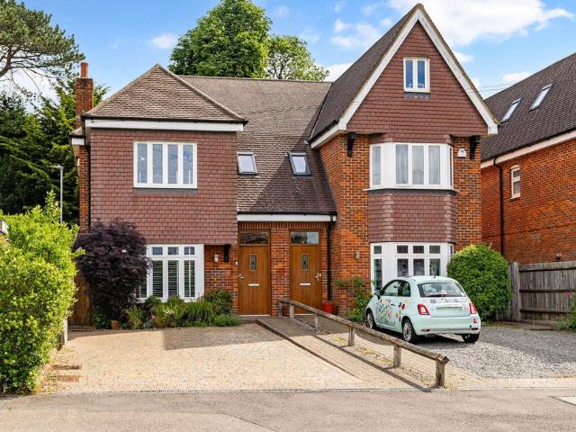 House for sale in Hatching Green, Five Acres