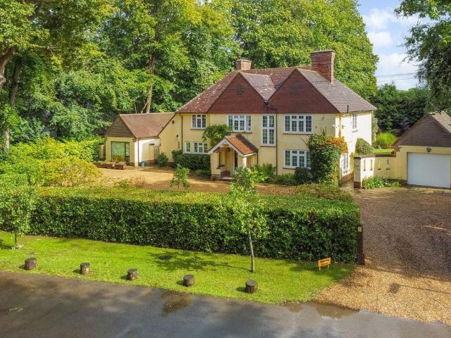 House for sale in Fleet, Hart