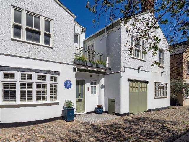 House for sale in West Kensington, Greater London