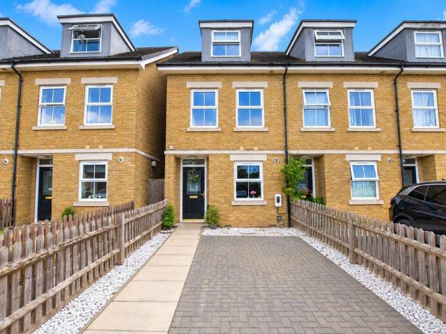 House for sale in Queensbury, Greater London