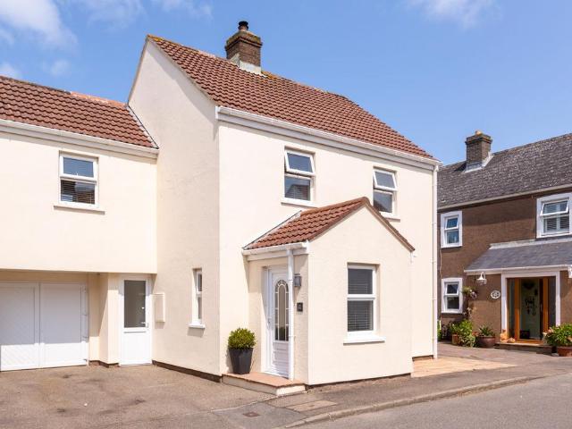 House for sale in St. Saviour's Court, Greater London
