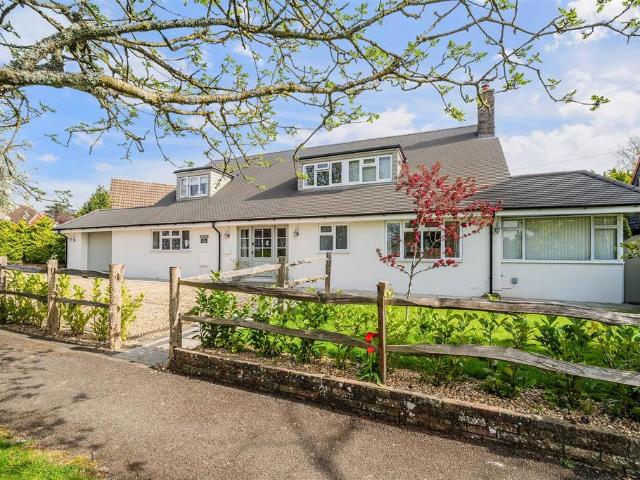 House for sale in Woodmansterne, Red Hill