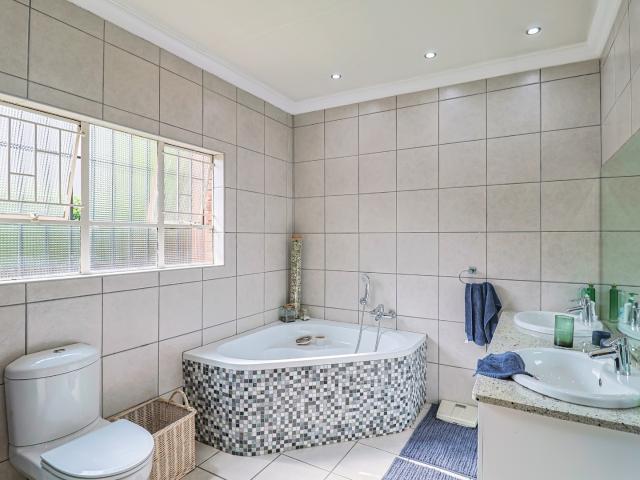 House for sale in Hartbeespoort Dam Nature Reserve, North West