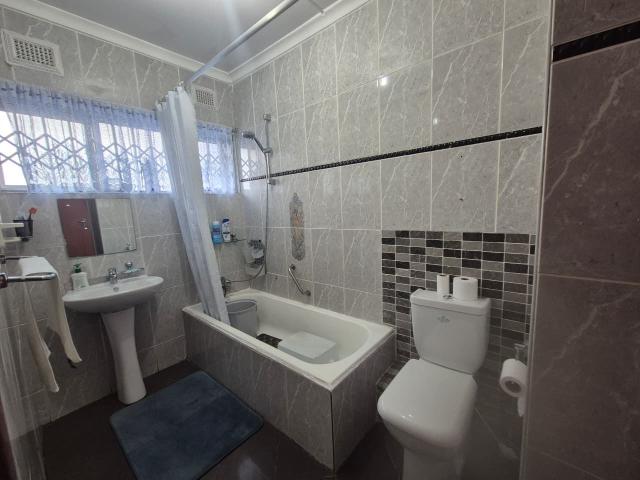 House for sale in Chatsworth, Kwazulu-natal