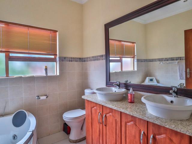 House for sale in Hartbeespoort Dam Nature Reserve, North West