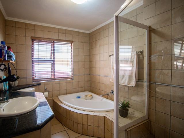 House for sale in Hartbeespoort Dam Nature Reserve, North West