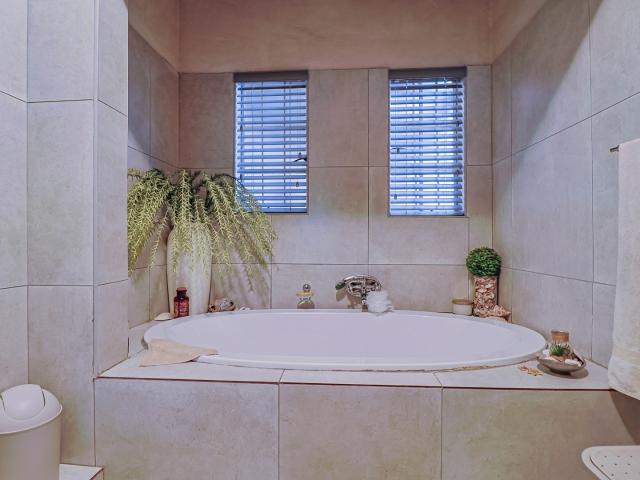 House for sale in Hartbeespoort Dam Nature Reserve, North West
