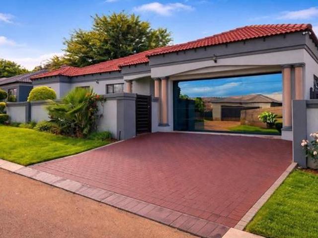 House for rent in Waterkloof, Gauteng