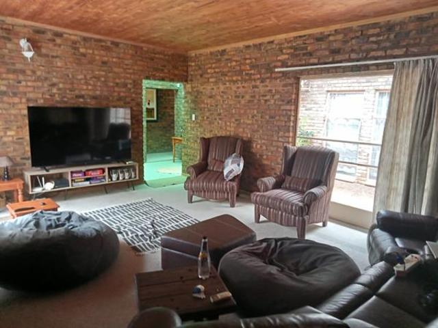 House for sale in Hartbeespoort Dam Nature Reserve, North West