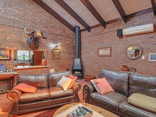 House for sale in Hartbeespoort Dam Nature Reserve, North West