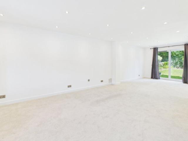House for rent in Heol-las, Surrey