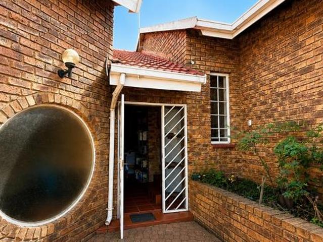 House for rent in Waterkloof, Gauteng