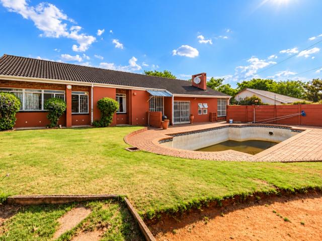 House for sale in Roodepoort, City of Johannesburg Metropolitan Municipality