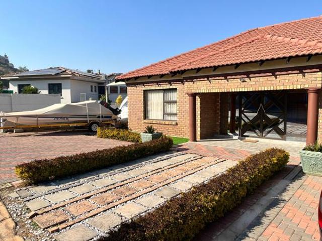 House for rent in Waterkloof, Gauteng