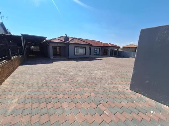 House for rent in Waterkloof, Gauteng