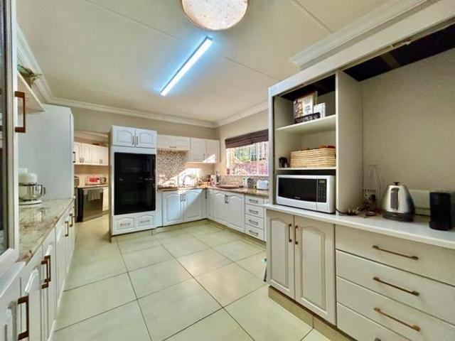 House for rent in Waterkloof, Gauteng