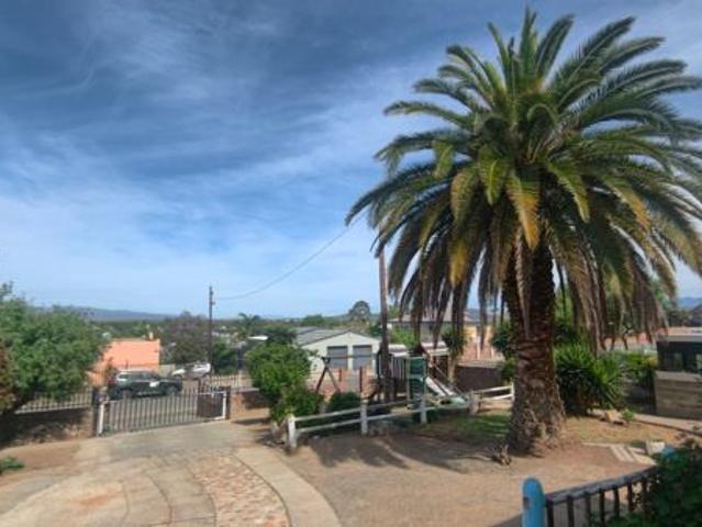 House for sale in Oudtshoorn Local Municipality, Garden Route District Municipality