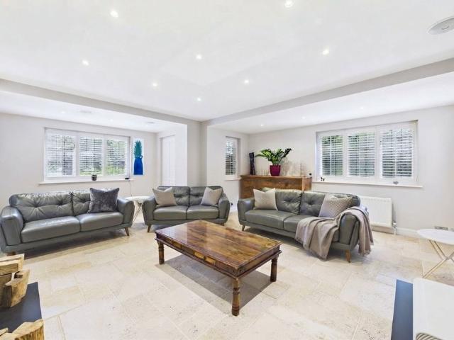 House for rent in Heol-las, Surrey