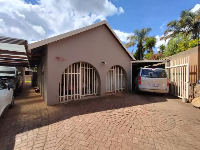 House for sale in Roodepoort, City of Johannesburg Metropolitan Municipality
