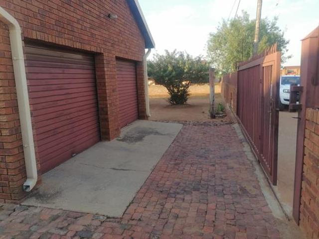 House for rent in Waterkloof, Gauteng