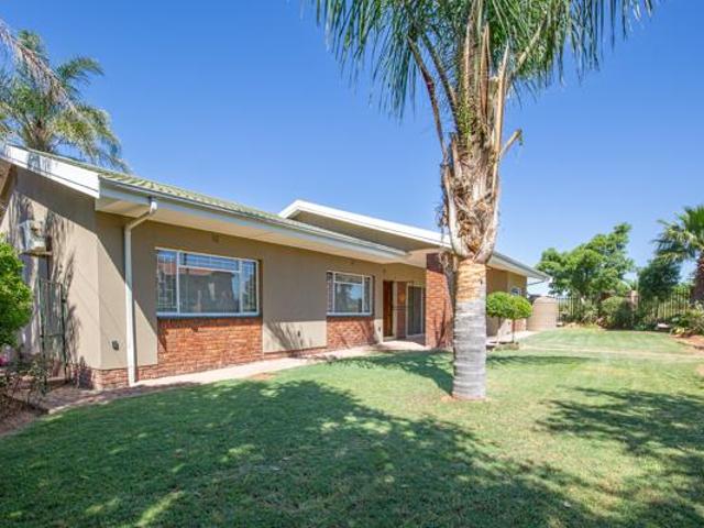 House for sale in Oudtshoorn Local Municipality, Garden Route District Municipality