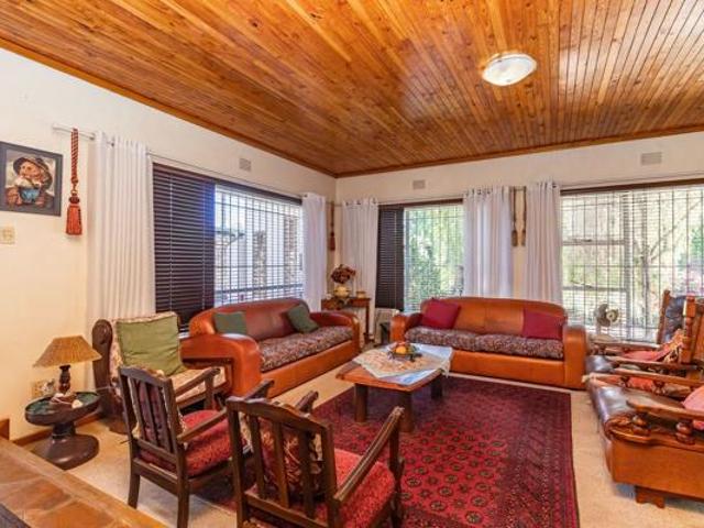 House for sale in Oudtshoorn Local Municipality, Garden Route District Municipality