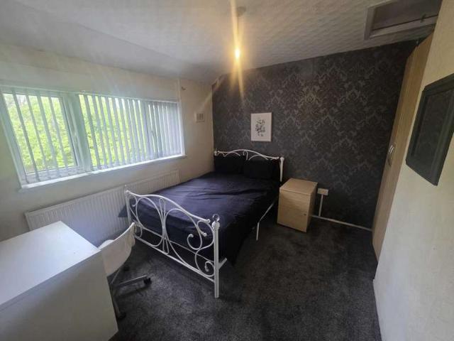 Room for rent in Tile Cross, West Midlands