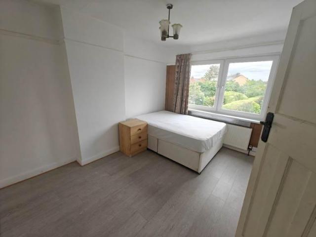 Room for rent in Whitton, Greater London