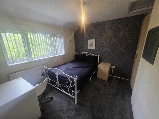 Room for rent in Tile Cross, West Midlands