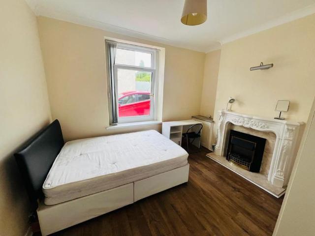 Room for rent in Nangreaves, Wales