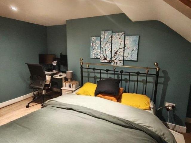 Room for rent in Tattenham Corner, Red Hill