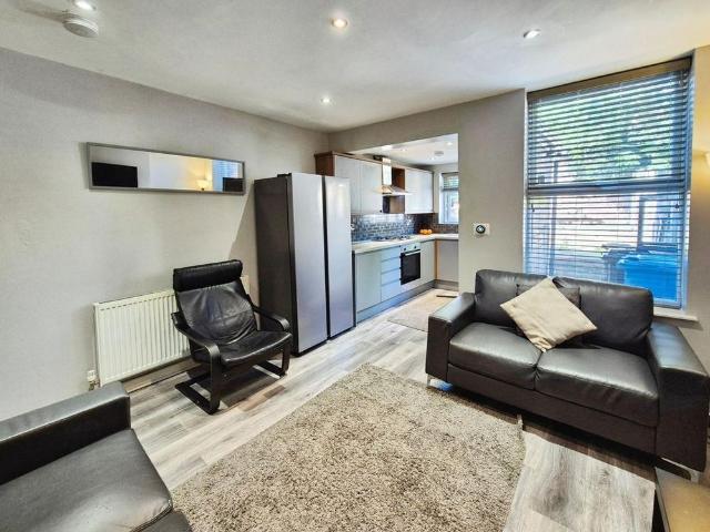 Room for rent in Lowfield, South Yorkshire