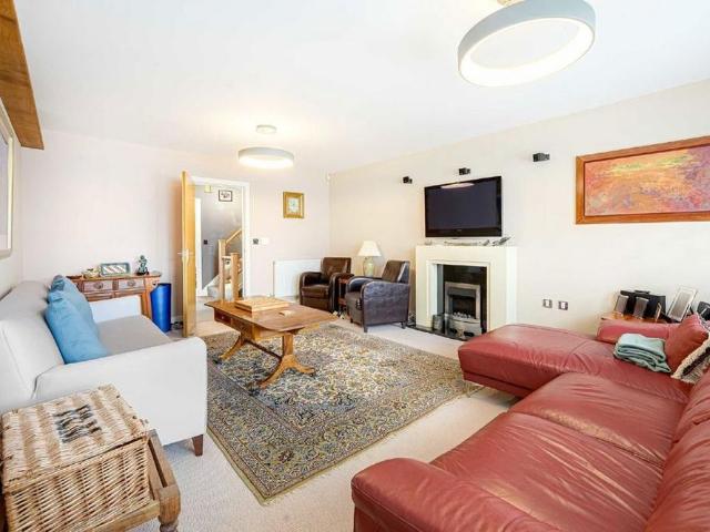 House for rent in London Borough of Merton, Cat Hill