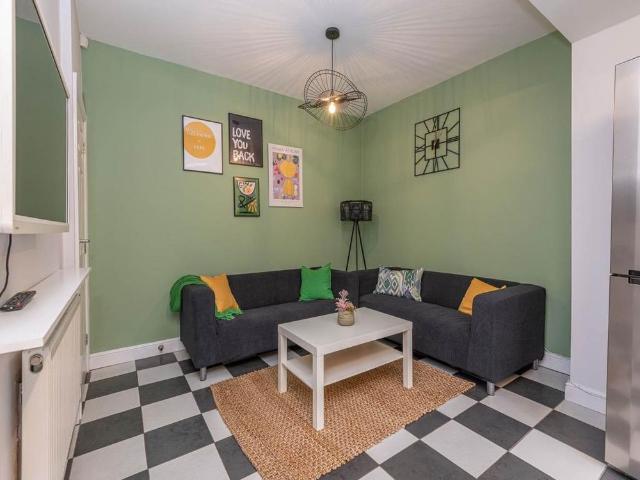 House for rent in Hillhouse, Almondbury