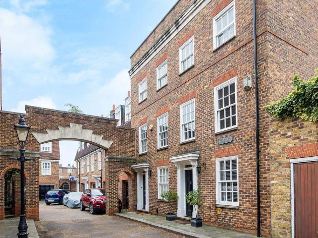 House for rent in London Borough of Hounslow, Greater London