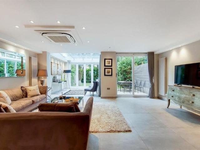 House for rent in Belsize Park, Greater London