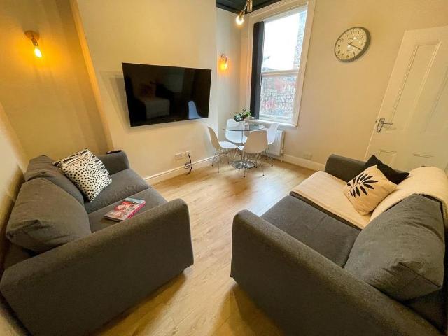House for rent in Elm Park, Calderstones