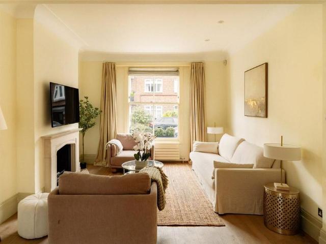 House for rent in Lot's Village, Greater London