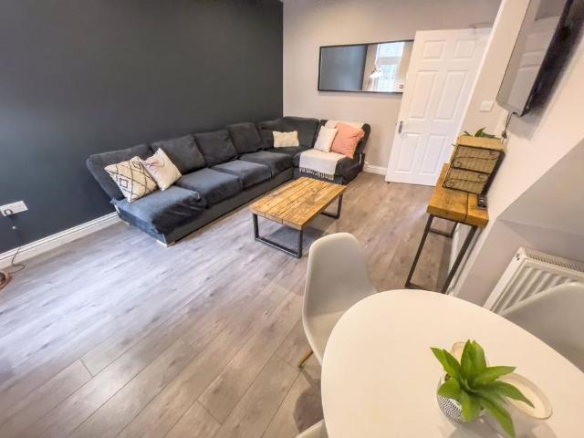 House for rent in Elm Park, Calderstones