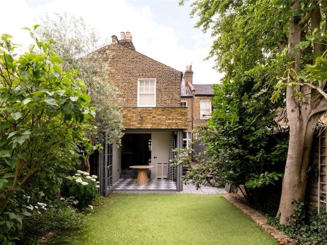 House for rent in Queen's Park, Greater London