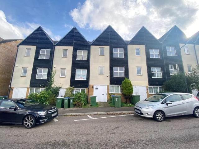 House for rent in Longlands, Greater London