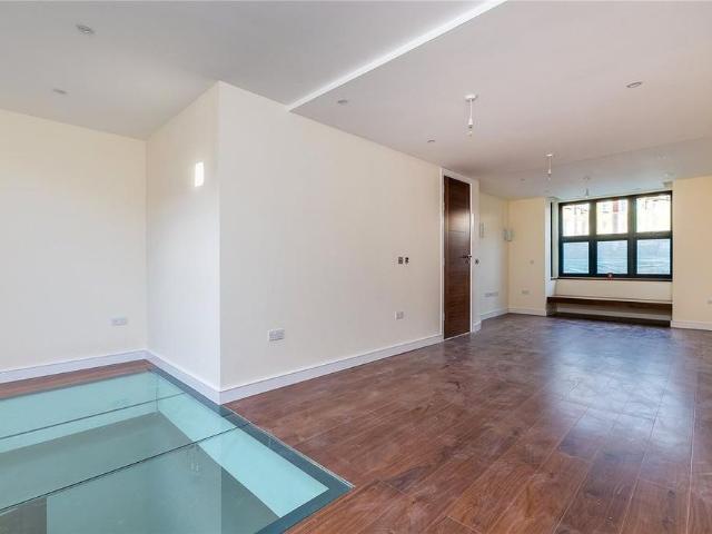 House for rent in Summerstown, Greater London