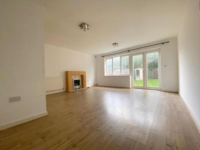 House for rent in Longlands, Greater London