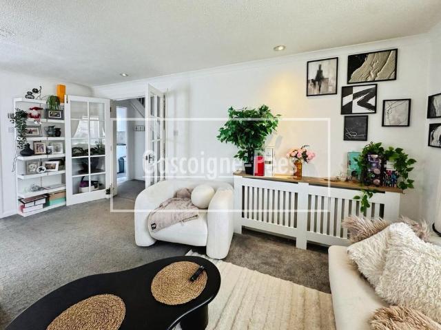 House for rent in Heol-las, Surrey