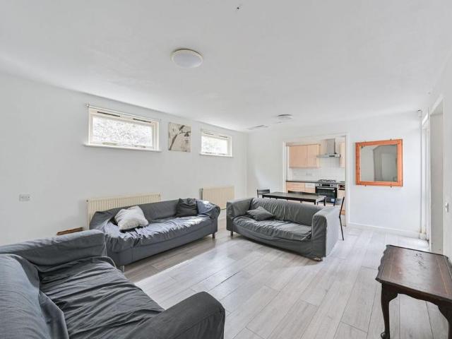 House for rent in Earlsfield, Greater London