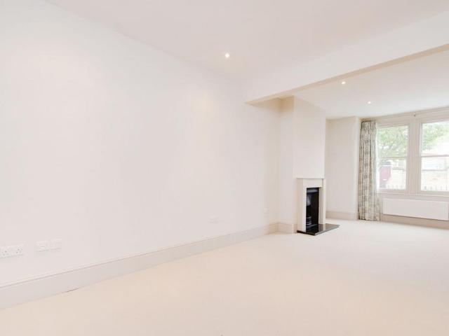 House for rent in College Park, Greater London