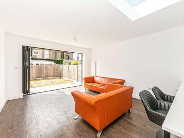 House for rent in Summerstown, Greater London