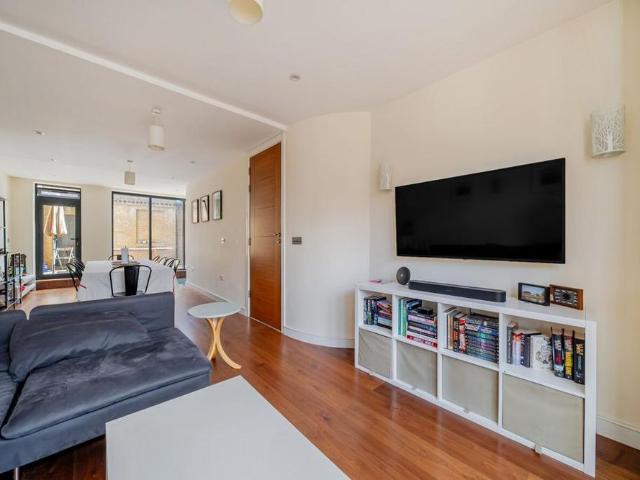 House for rent in Summerstown, Greater London
